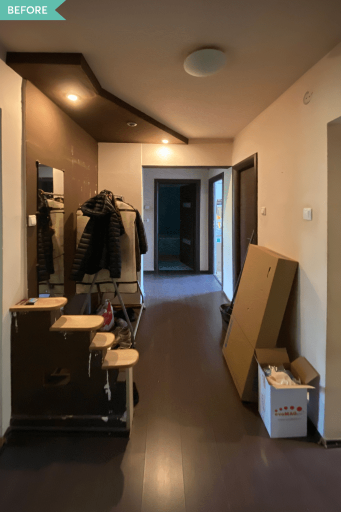 amenajare hol anii 2000 cu mobilier inchis la culoare si placaj pe tavan