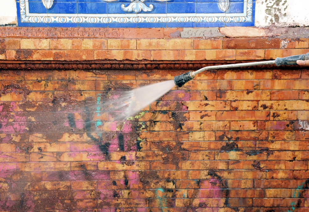 curățare graffiti cu apa caldă sub presiune