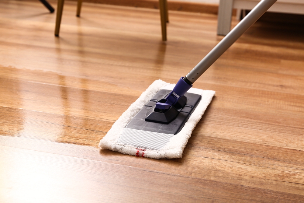 spălare curățare parchet laminat cu mop si soluții 