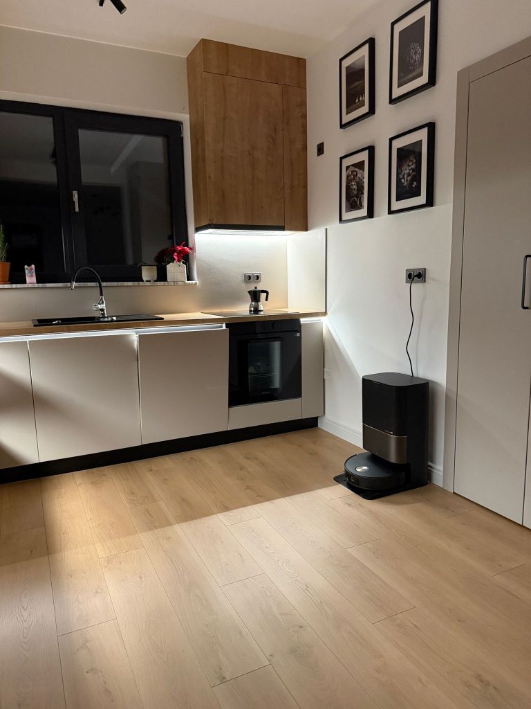 Mobilierul a fost făcut pe comandă, la un atelier de tâmplărie local
