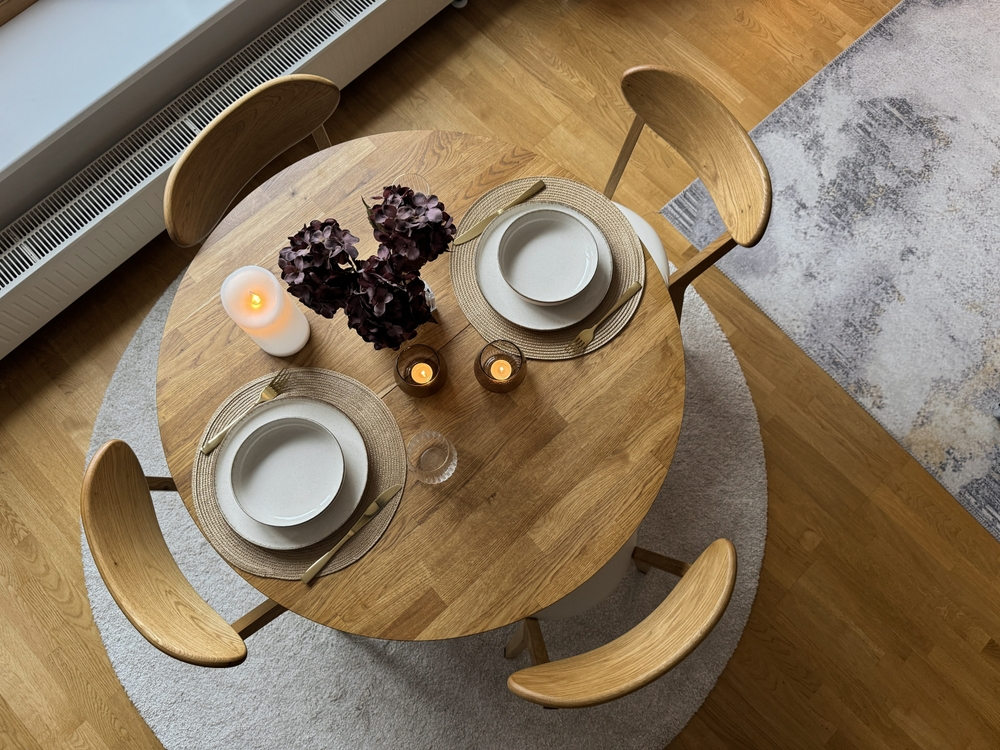 zona de dining cu covor rotund